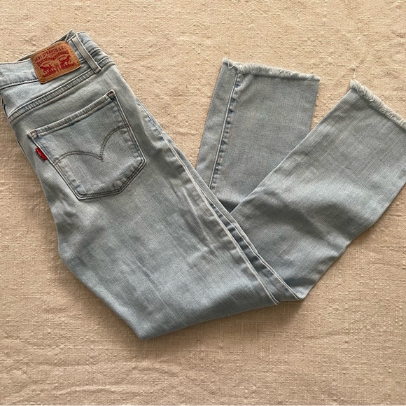 Levi’s Cropped Jeans - Picture 2 of 4